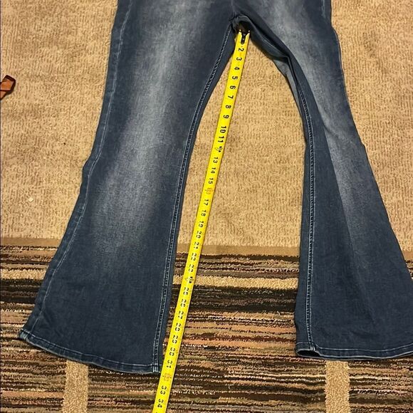 BDG Ruched Dipped V Flare Jeans - Picture 8 of 10